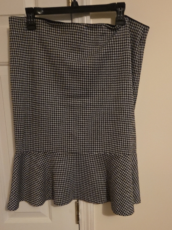 Dresses & Skirts - Black and White Houndstooth Ruffled Skirt